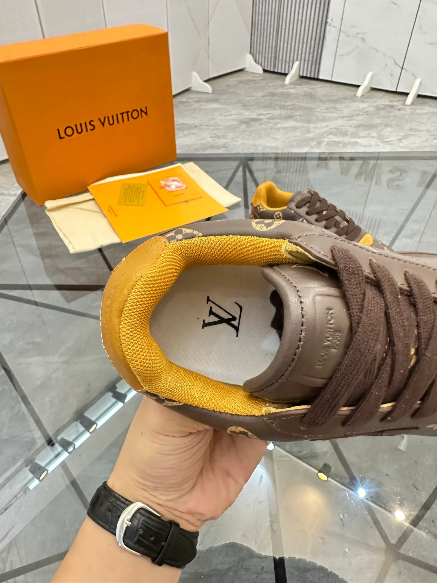 Men's shoes: 💰P700¥ Top quality Product trademark: LV* "Louis Vuitton*" low-top casual shoes Regular size: 35-45 (can be customized to 46) Couple style Product materials: Imported cowhide upper, breathable lining, original outsole. Number: two